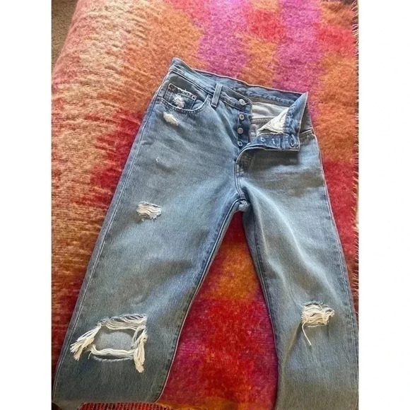 New With Tags 501  Levi’s Original Cropped distressed - Picture 3 of 7